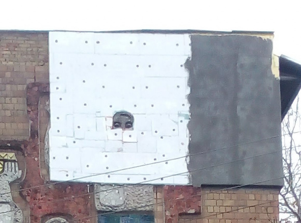 На Отрадном в Киеве уродливым утеплением испортили настенное панно (фото)