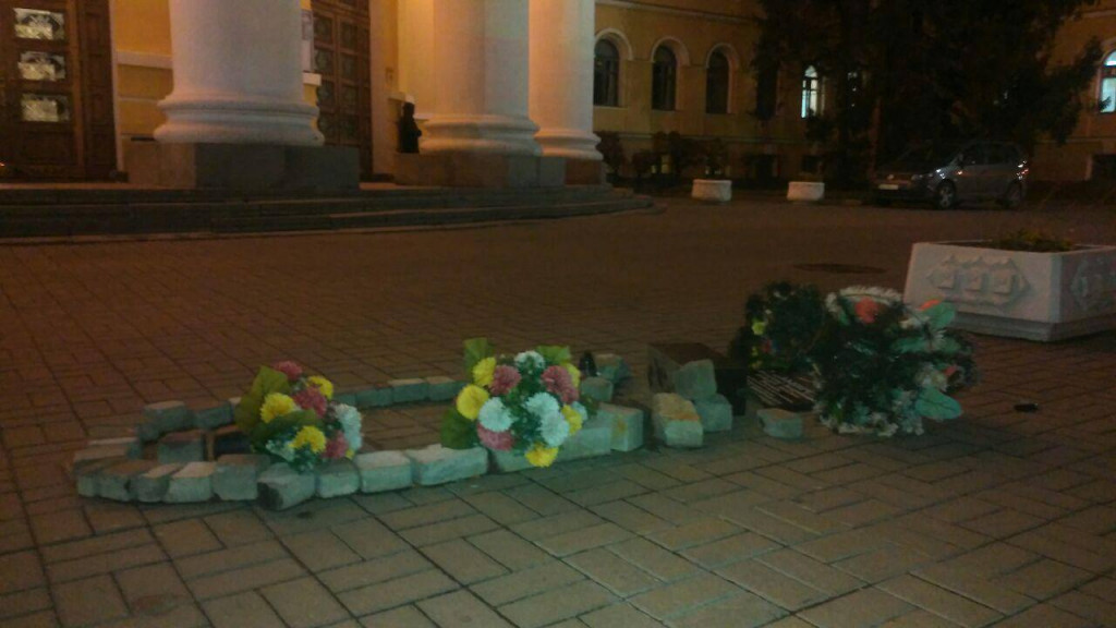 В Киеве разбили памятник Герою Небесной Сотни (фото)