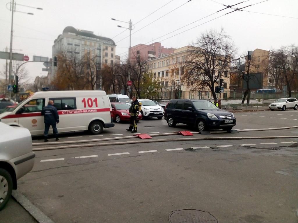 Из-за пожара в ресторане в центре Киева образовались пробки (фото, видео)