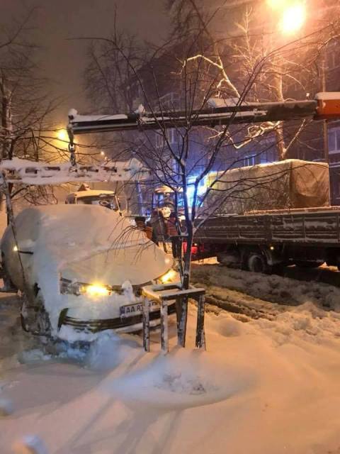 Дорожные службы Киева начали эвакуацию транспорта, мешающего чистке улиц от снега