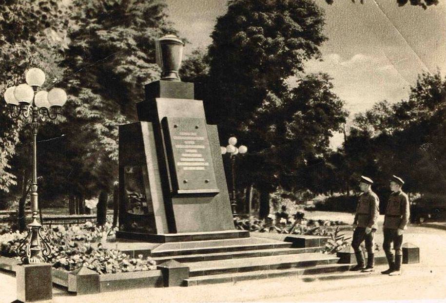 Зловещие тайны Мариинского парка: заброшенный памятник героям Октябрьского восстания