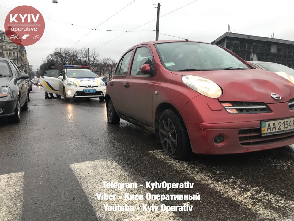 Возле Житнего рынка в Киеве автомобиль влетел в остановку: трое пострадавших