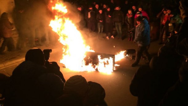 Под СБУ произошли столкновения между силовиками и сторонниками Саакашвили (фото, видео)