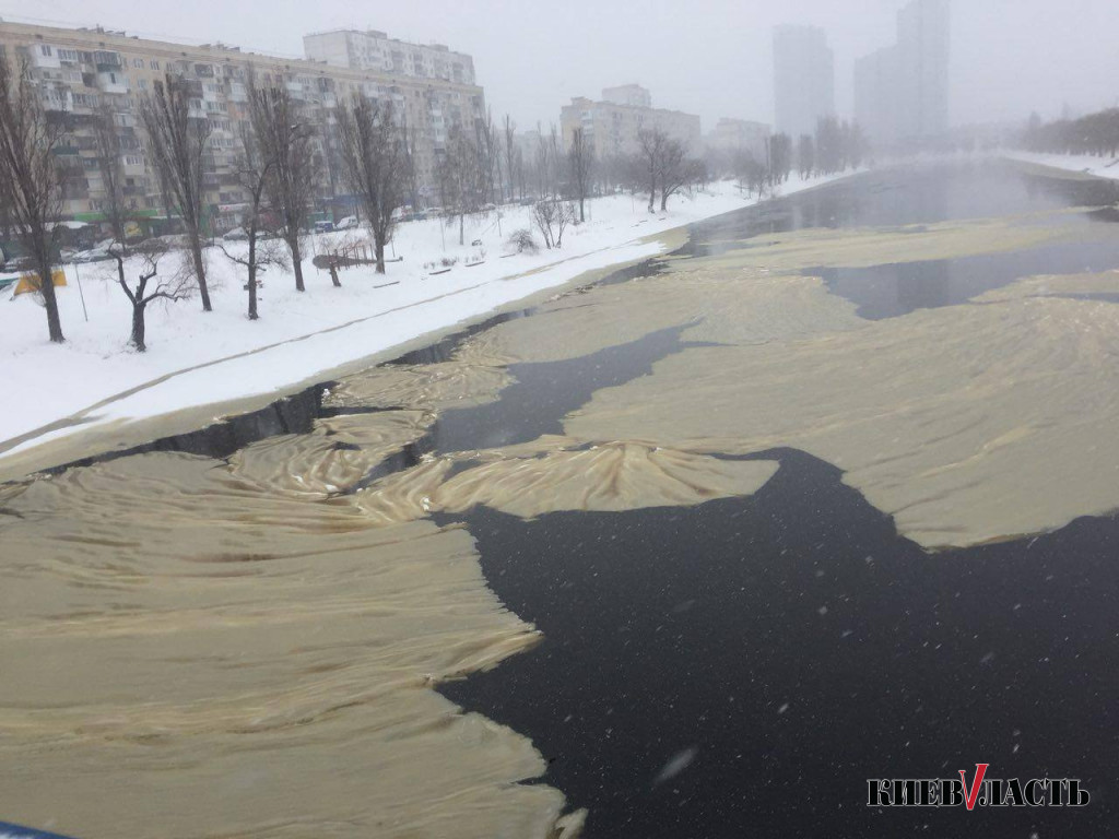 В Днепре на Киевщине вода стала коричневой