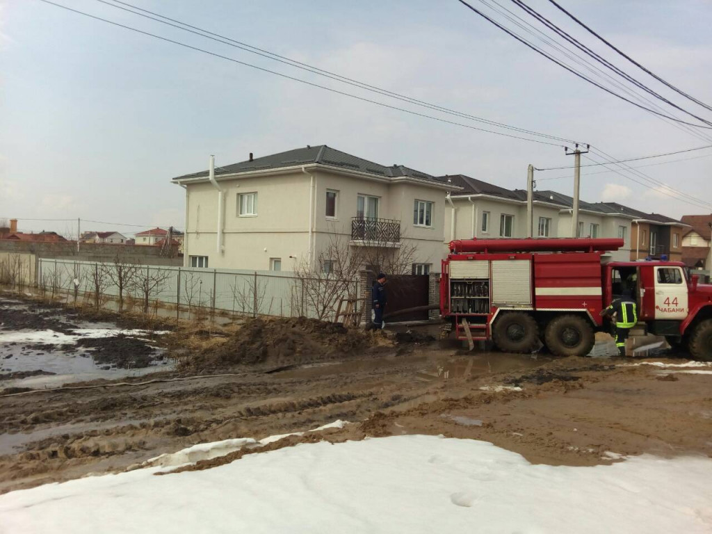 В Гатном затопило три двора: пришлось вызывать спасателей (фото)