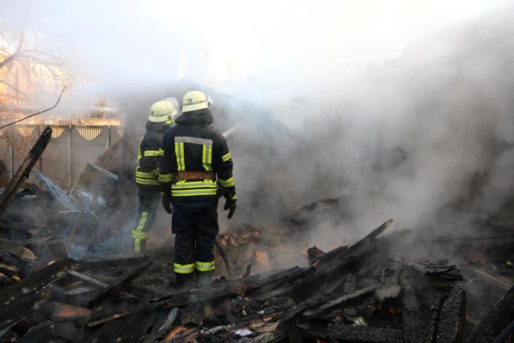 В Соломенском районе пылал частный дом: жители подозревают поджег (фото)