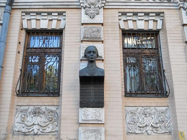 В Киеве с фасада музея Леси Украинки украли бюст поэтессы (фото)