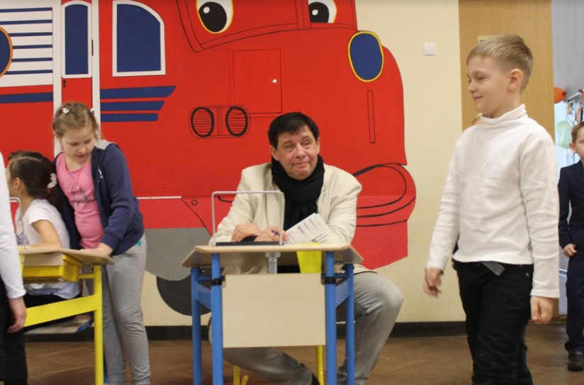 Урок демократии в школах Святошино - выбирали новые парты для Новой украинской школы
