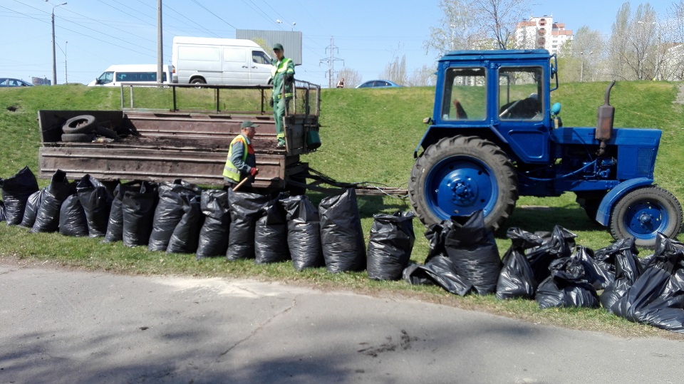 Киевгорстроевцы присоединились к большой уборке