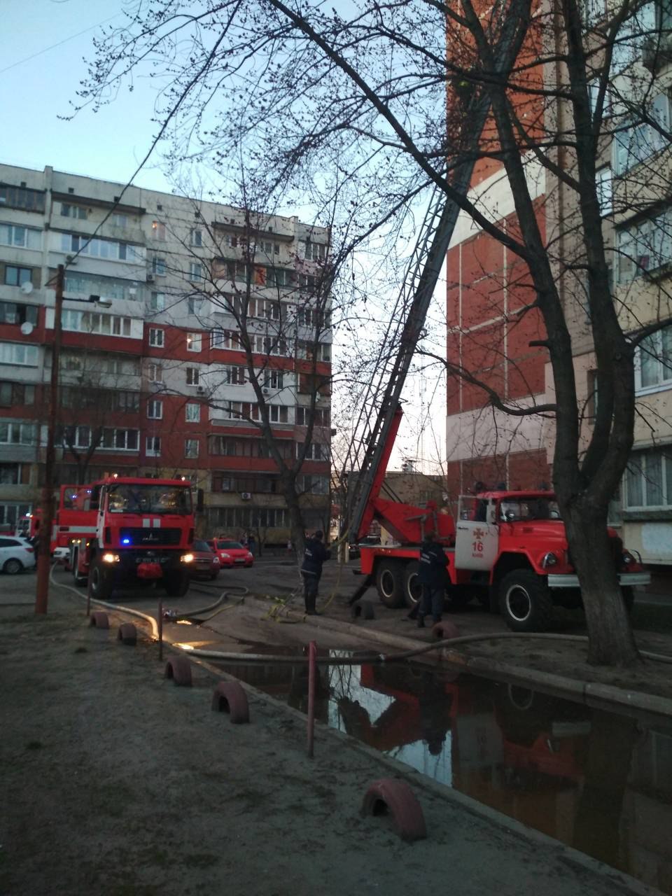 Во время пожара в киевской многоэтажке пострадали двое мужчин