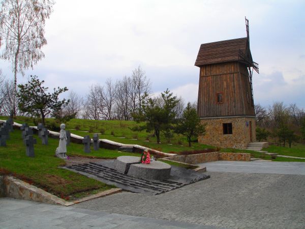 В Обухове пожар уничтожил деревянную постройку мемориального комплекса жертвам Голодомора (фото)