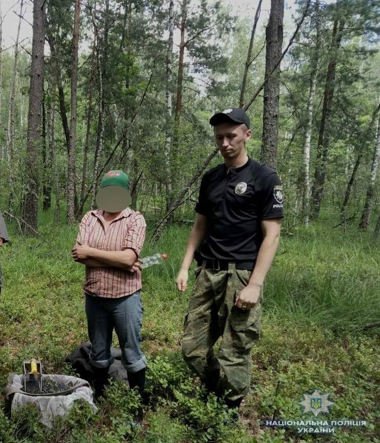 В Чернобыльской зоне полицейские задержали девушку собиравшую чернику