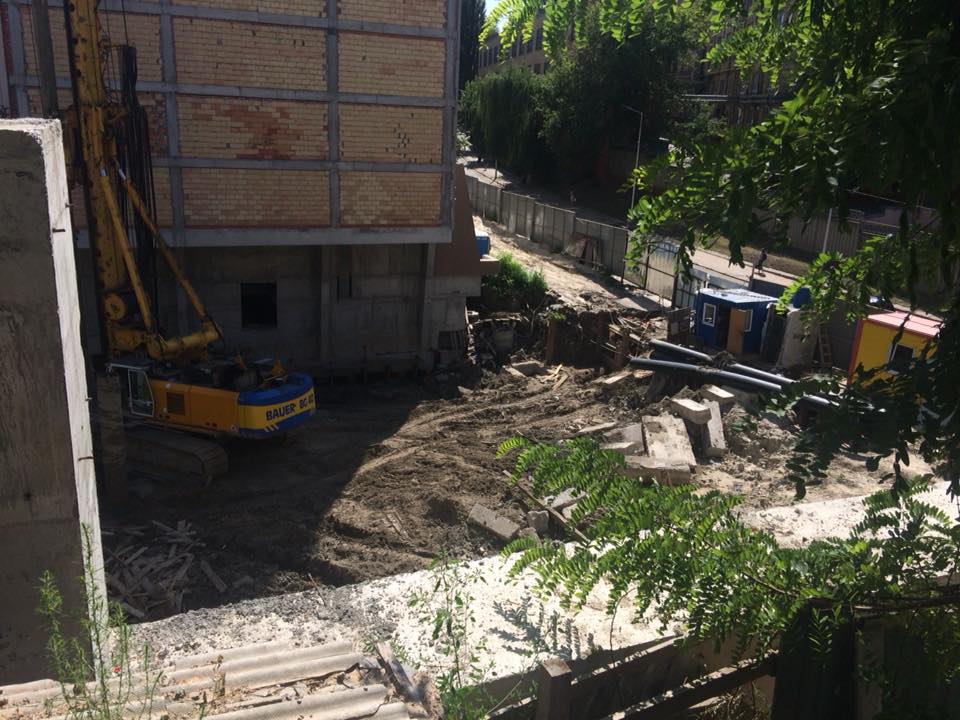 Из-за стройки в Киеве на Татарке пять жилых домов остались без воды