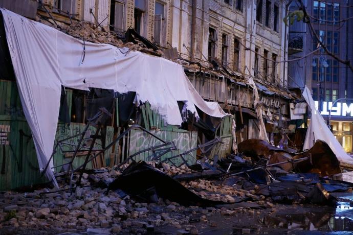 На Крещатике обрушилось горевшее здание бывшего Центрального гастронома (фото)