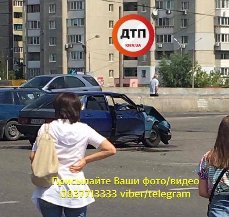 На столичной Троещине автомобиль влетел в толпу людей