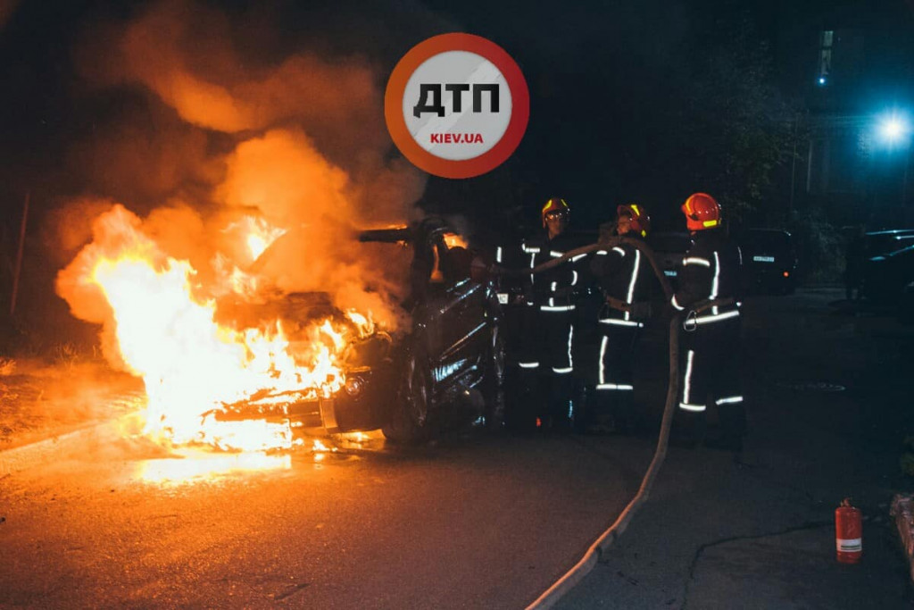 Происшествия в Киеве за ночь: захват заложника, труп на Позняках и сгоревшее авто (фото 18+, видео)