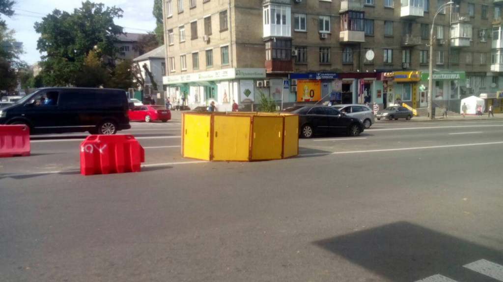 Из-за аварии коллектора частично ограничено движение транспорта в Соломенском районе Киева