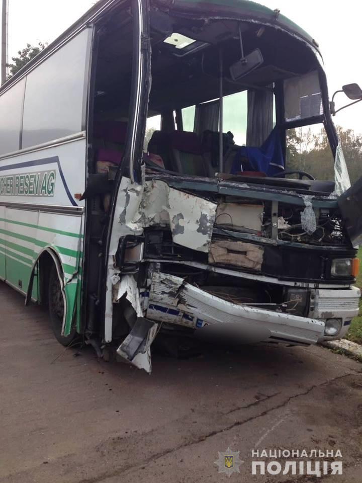На Киевщине смертельное ДТП: автобус с пассажирами врезался в дерево (фото)