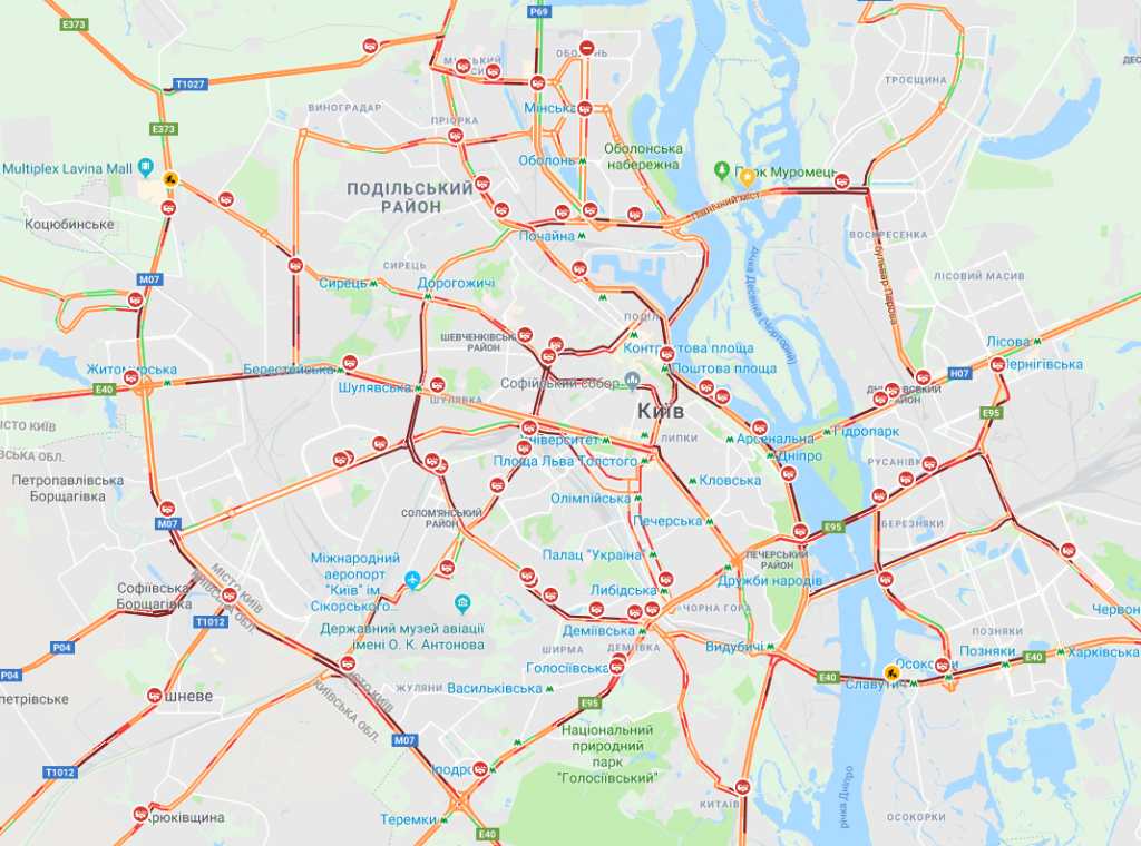 Первый снег в Киеве: столица в пробках, десятки ДТП, общественный транспорт курсирует с задержками