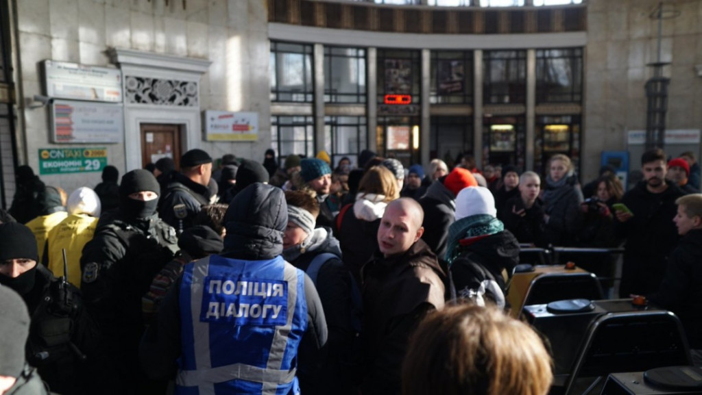 В Киеве радикалы разогнали марш трансгендеров, пострадал канадский журналист (фото, видео)