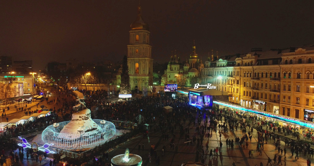 В Киеве торжественно зажгли главную елку страны (фото, видео)