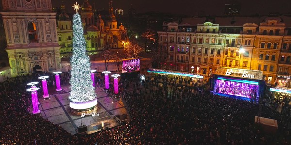 В Киеве торжественно зажгли главную елку страны (фото, видео)