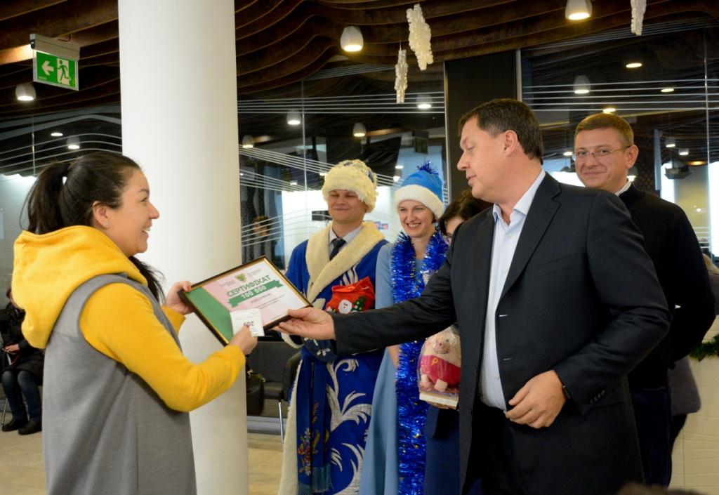 ЦПАУ Святошинского района поздравил 100 тысячного посетителя за 2018 год