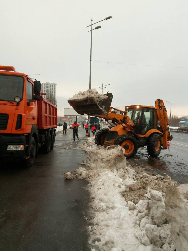 С улиц Киева за два дня коммунальщики убрали 5,5 тысяч тонн снега, - КГГА