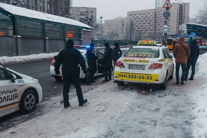 Подполковник СБУ с пистолетом угнал в Киеве такси - Ассоциация владельцев оружия (фото)
