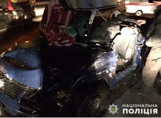 На трассе Киев - Одесса в результате столкновения легковушки и грузовиков погибли два человека
