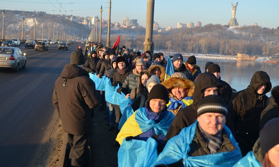 100 лет вместе: в Киеве два берега Днепра снова объединили живой цепью в честь Дня Соборности (фото)