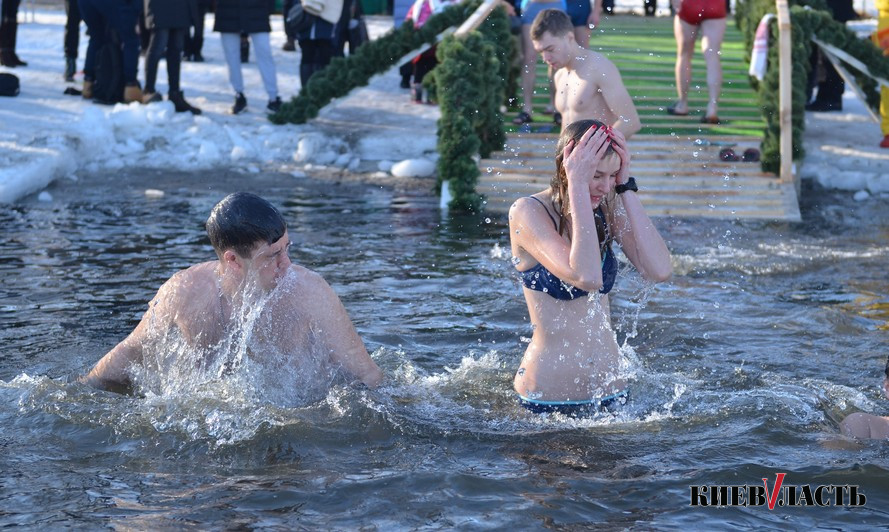Крещение-2019: Кличко и его команда окунулись в прорубь в парке “Наталка” (фото)