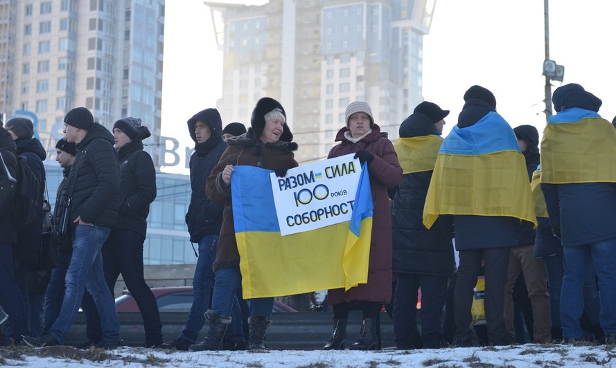 100 лет вместе: в Киеве два берега Днепра снова объединили живой цепью в честь Дня Соборности (фото)