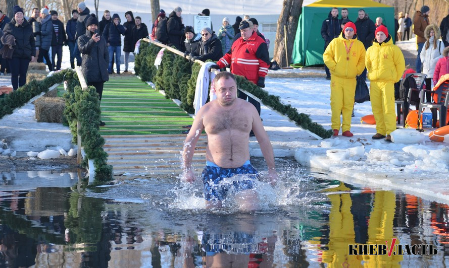 Крещение-2019: Кличко и его команда окунулись в прорубь в парке “Наталка” (фото)