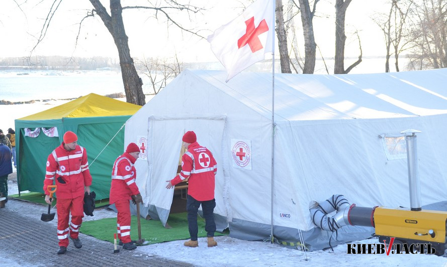 Крещение-2019: Кличко и его команда окунулись в прорубь в парке “Наталка” (фото)