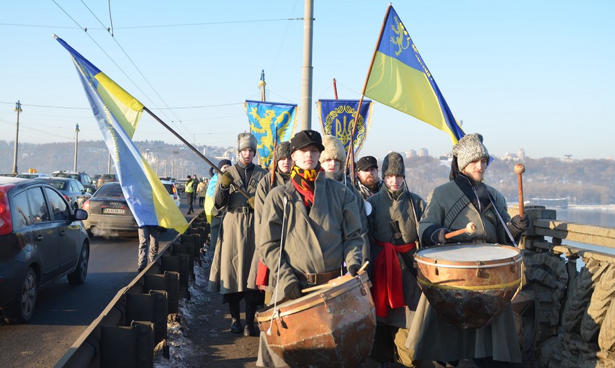 100 лет вместе: в Киеве два берега Днепра снова объединили живой цепью в честь Дня Соборности (фото)