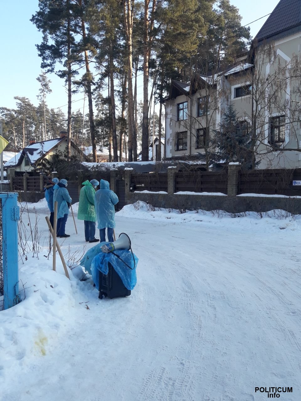 Активистов облили фекалиями под домом профессора Екатерины Амосовой