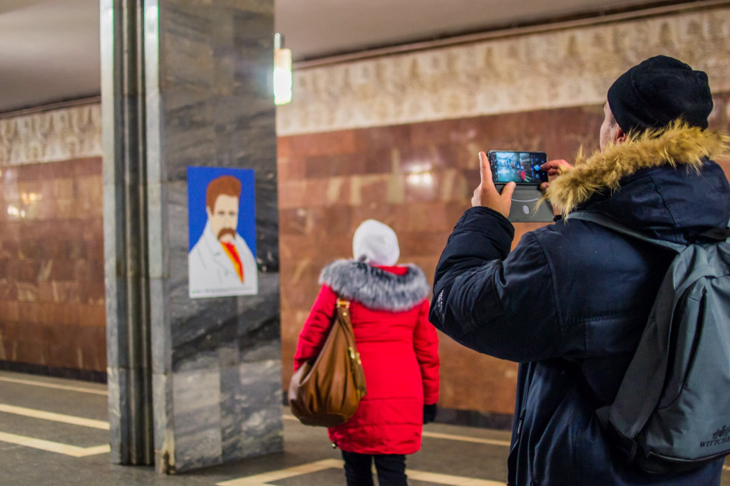 Станцию метро “Тараса Шевченко” украсили плакатами Кобзаря в образах популярных персонажей искусства и кино (фото)