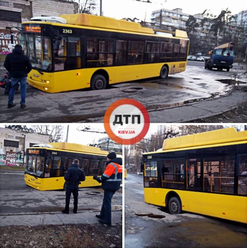 В Киеве автокраном доставали провалившийся в дорожную яму троллейбус (фото)