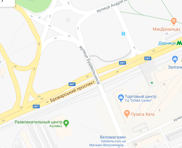 Частично перекрыто движение по путепроводу у метро “Дарница” из-за повреждения опоры грузовиком