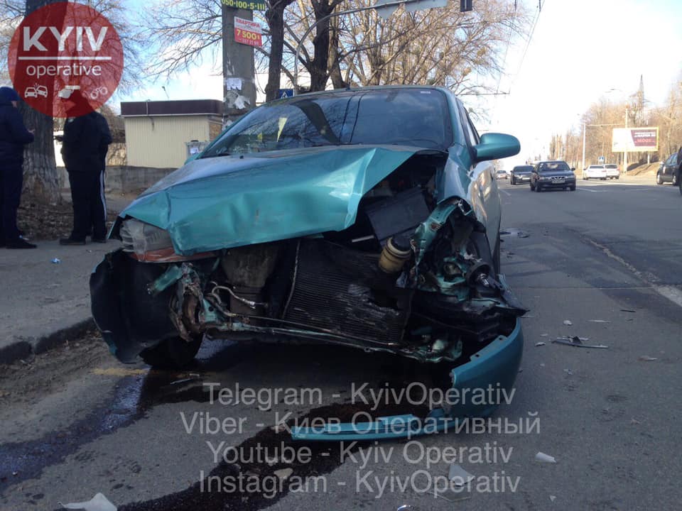 На проспекте Науки в Киеве в результате ДТП перевернулся автомобиль Audi и вылетел на остановку (фото)