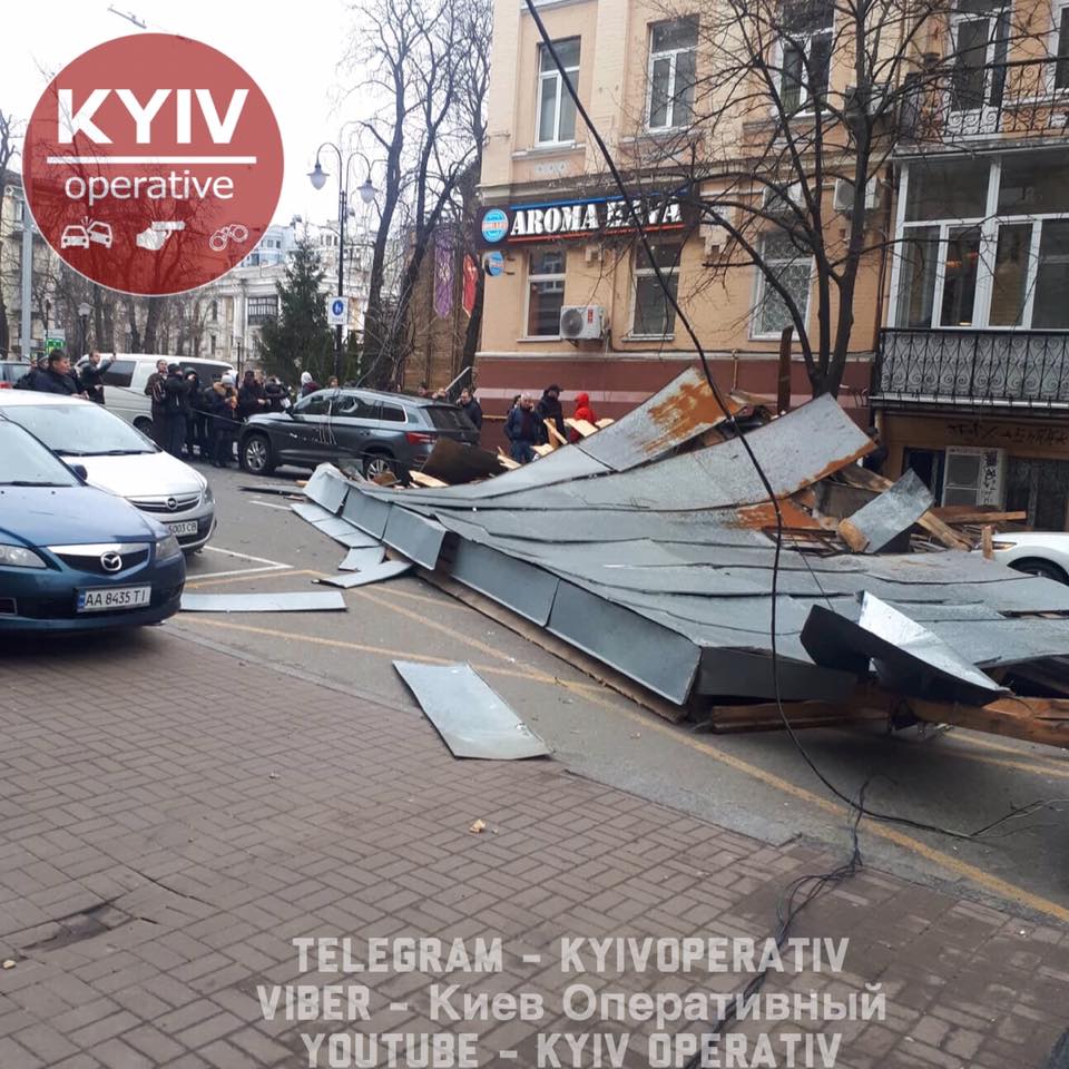 Порывом ветром с дома на улице Лысенко в Киеве сорвало крышу