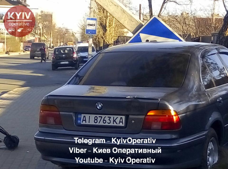 В Ирпене на одном из перекрестков BMW снес электроопору (фото)