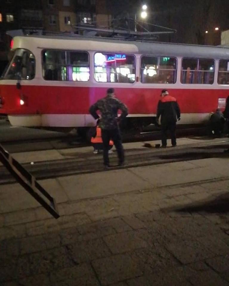 На Отрадном в Киеве у трамвая на ходу отвалилось колесо (фото)