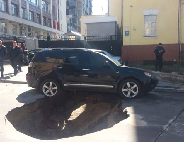 В центре Киева улицу Деловую залило кипятком (видео)