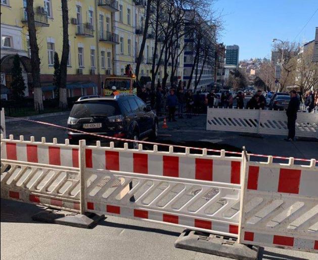 В центре Киева улицу Деловую залило кипятком (видео)