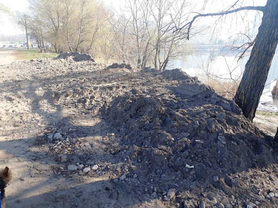 В Дарницком районе неизвестные засыпают прибрежную зону озера Солнечное