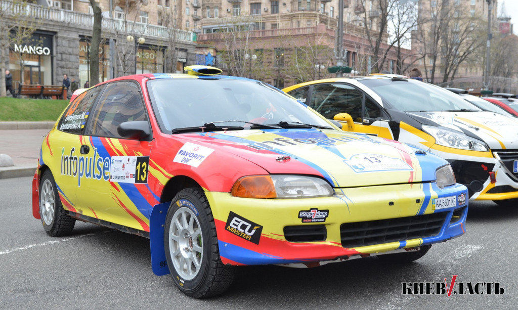 На Крещатике лучшие автогонщики Украины продемонстрировали свои спорткары