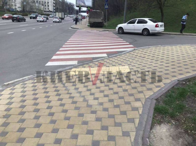 Тактильная плитка в центре Киева не помогает слабовидящим ориентироваться на улицах (фото)