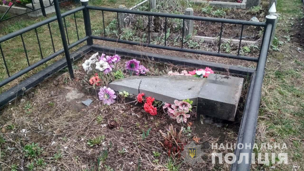 Группа нетрезвых подростков устроила погром на кладбище в Белоцерковском районе